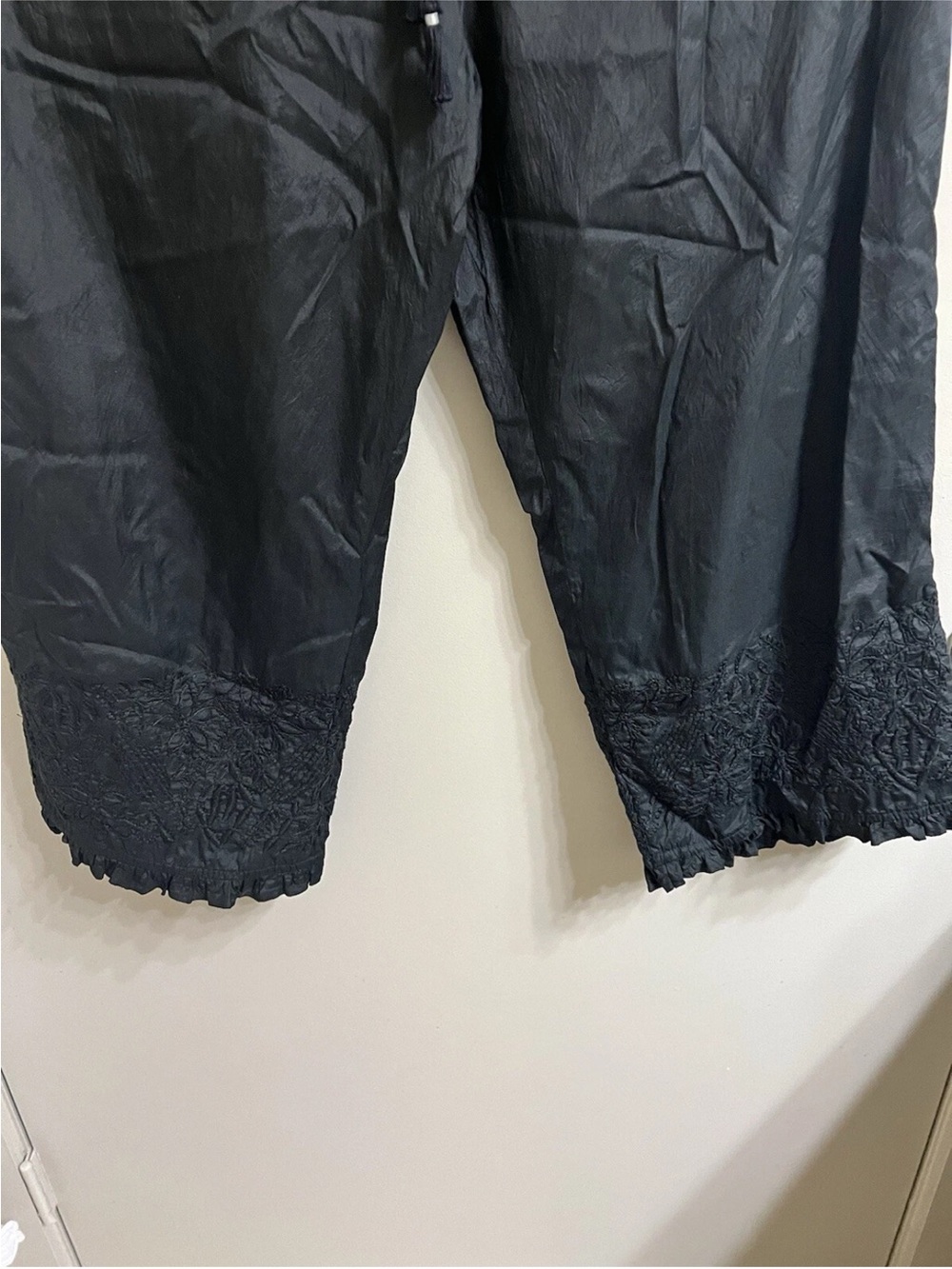 Black Women's Cropped Wide-Leg Pants with Lace Trim Nwot Sz S - Picture 4 of 12